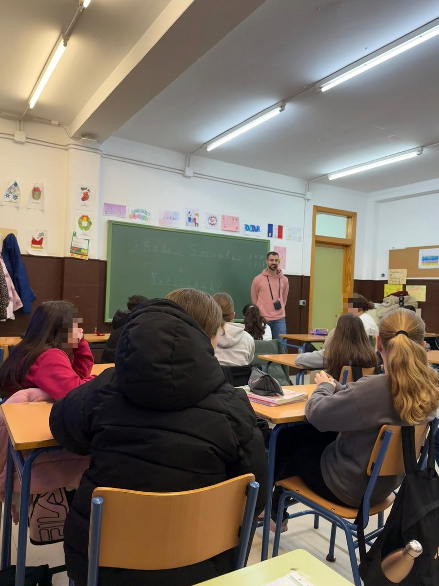 iesbernuy's tweet photo. Taller sobre redes sociales impartido por Pablo Gordillo gracias al AMPA Pelusa. https://t.co/JVvZvZ6yEn