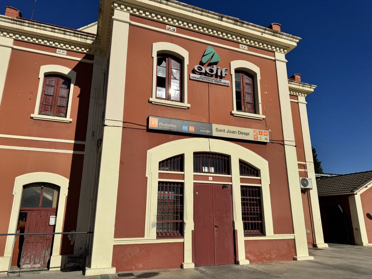 🚆 L’estació de Sant Joan Despí fa més d’un mes que està tancada. Sembla ser que el sostre podria caure.

Els usuaris no poden validar el seu bitllet (amb el que això implica en termes d’assegurança) i no poden consultar els horaris dels trens a les pantalles.