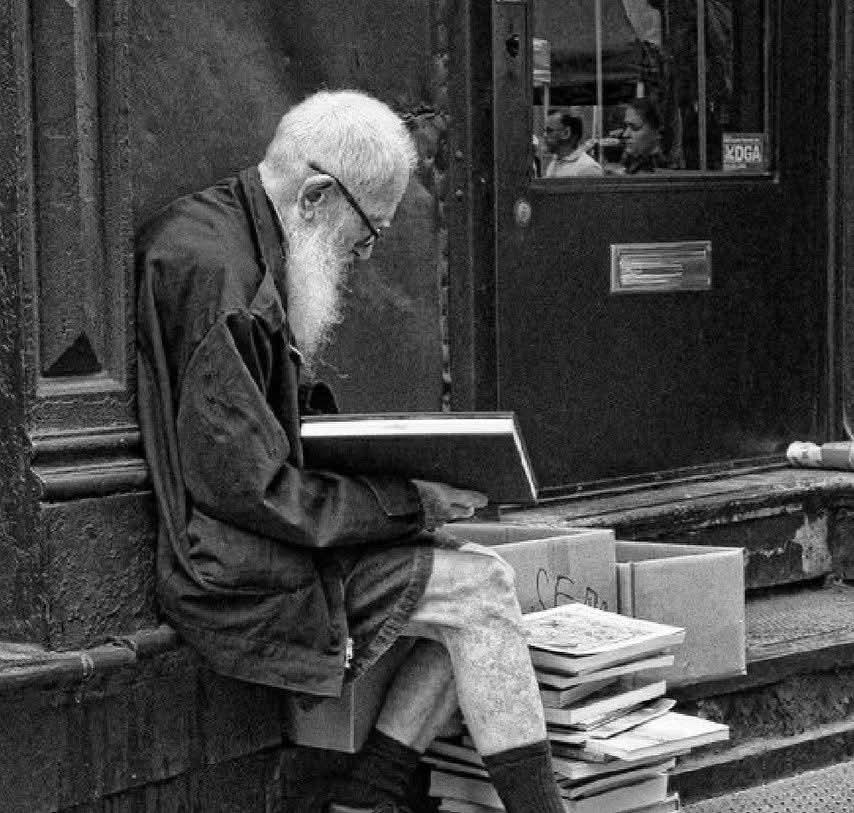 لقد قرأت العديد من الكتب لكنني نسيت معظمها، ما تبقى هو نوع من الحالة المزاجية، ذكرى غامضة للشعور بدلاً من الحقائق ".

➖️ جورج ارويل