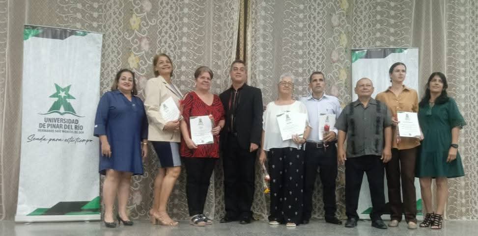 CubaMES's tweet image. ✨ ¡La @oficial_upr celebró la  ciencia impulsada en la institución

Durante el acto, se reconocieron los resultados de profesores y estudiantes en las áreas de ciencia, tecnología, innovación, posgrado y formación doctoral durante el año 2025. 

📸ℹ️ #UPR 
#Cuba