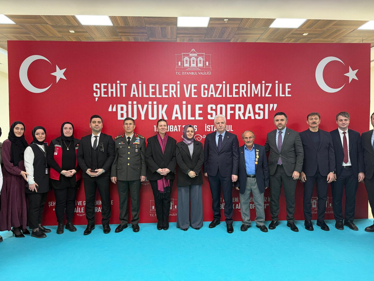 Ramazan ayının ilk iftarında, İstanbul Valiliğimizin koordinasyonunda  düzenlenen Ev sahipliği yaptığımız “Şehit Aileleri ve Gazilerimiz ile Büyük Aile Sofrası” programında kıymetli şehit ailelerimiz ve gazilerimizle bir araya geldik. 🌙

Aynı sofrada buluşmanın huzurunu yaşadık;