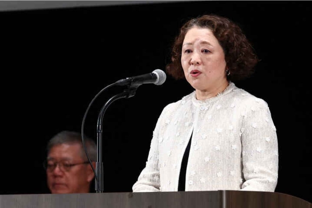 連合の芳野友子会長は19日の記者会見で、国の男女共同参画会議の答申案に反対の意向を改めて政府に伝えたと明らかにした。 「旧姓使用の法制化」が盛り込まれていることが理由。「選択的夫婦別姓制度の導入を求めていきたい」と語った。…  連合が家族制度に口だすな。立場をわきまえろ。