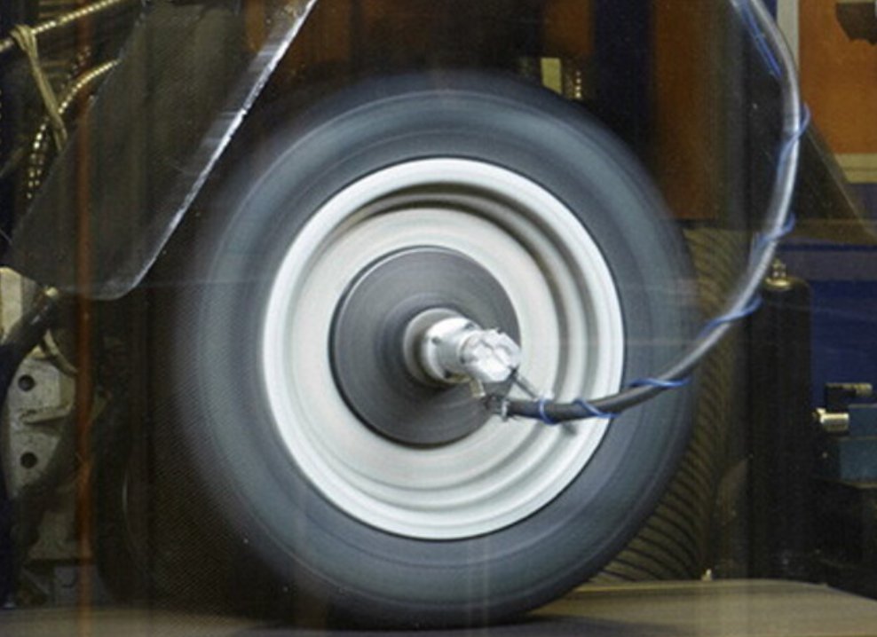 No #tbt de hoje, vamos lembrar como é feito o #PZero da Fórmula 1. Quem os projeta? Quem os produz? Quem realiza os testes? 
Descubra acessando o site: pirelli.com/global/pt-br/r…