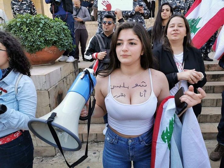 Lebanon🇱🇧 muslimah💚 protests "I choose what I wear" and says don't worry Hindu daddy🧡 they can't stop me from showing you my mazhabi t!ts and getting railed by your uncut🧡 dick 🥵💦