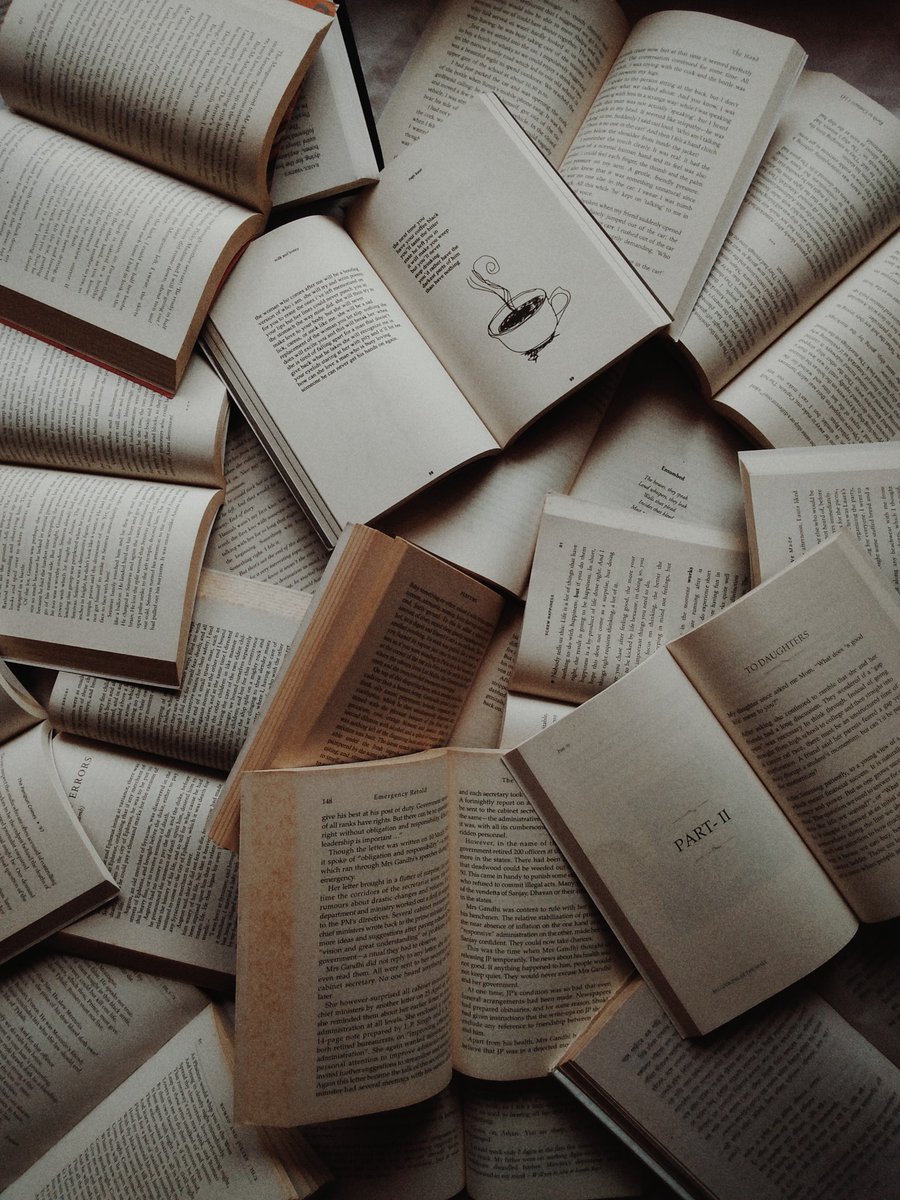 Confesión de librófilos:

👉 ¿Cuántos libros tienes empezados ahora mismo? (Número real 😅)