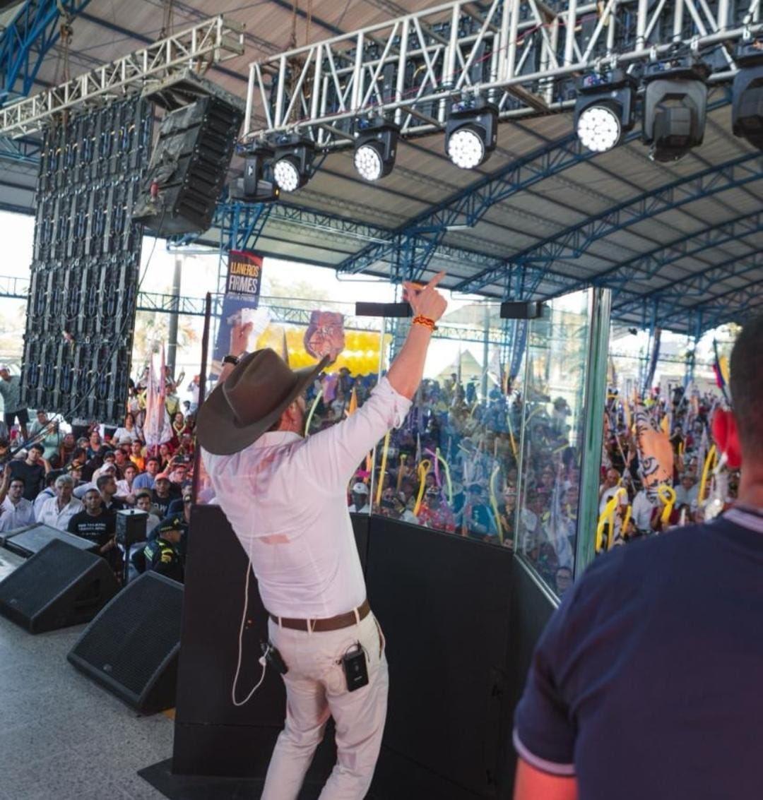 “Les prometo promover el porte de armas”

*Habla a través de un vidrio blindado*

Es ridículo.