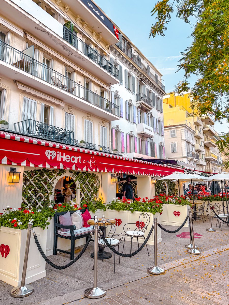 Darling Escapes tweet media