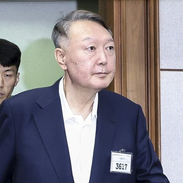 한국인은 저 피부색이 약간 기본색이긴 함. 윤석열도 독방생활하니까 햇빛 못 받아서 창백해짐.
한국인들 내란수괴처럼 햇빛 못 받으면 대부분 많이 밝아짐.(17호~21호)
아니 사람 피부색가지고 ㅈㄴ 머라고 하넴;;; 초등교육에서 사람 외형가지고 뭐라고 하는건 무례하다는거 안배움?