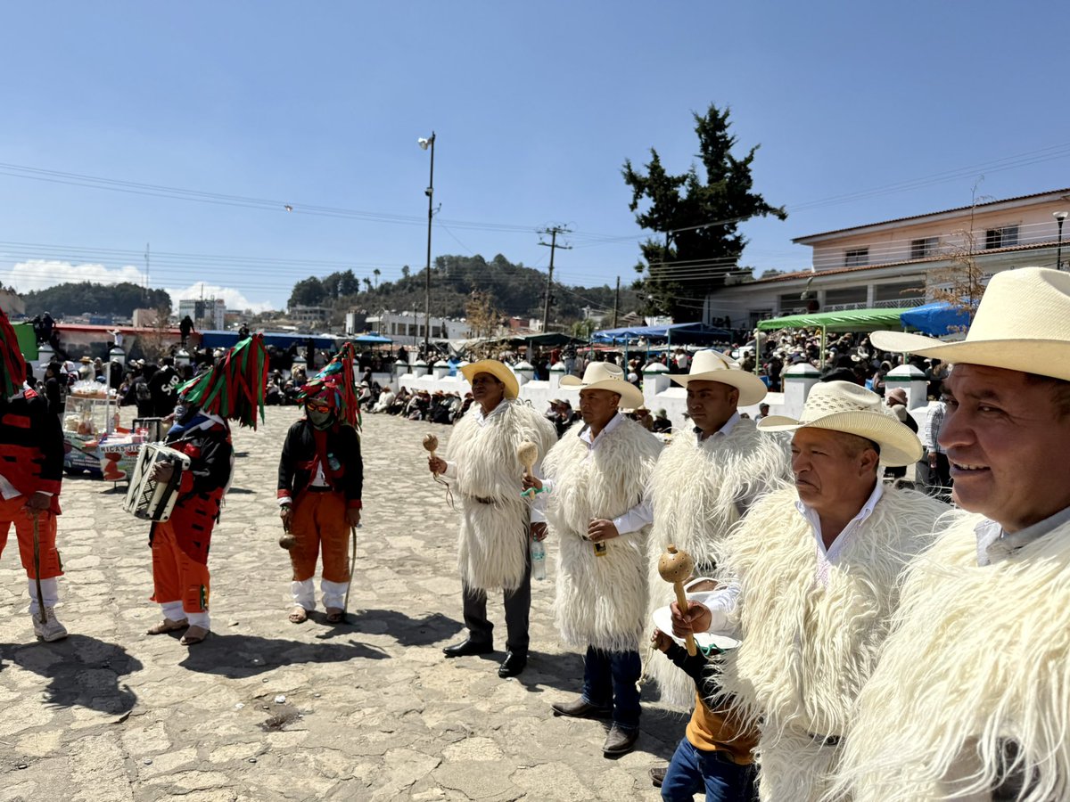 El #bolomchon es el canto al #jaguar a la dualidad, al cielo y la tierra, al día y la noche, al aire y la tierra, símbolo de las raíces mayas de la #culturatsotsil #chamula #chiapas
