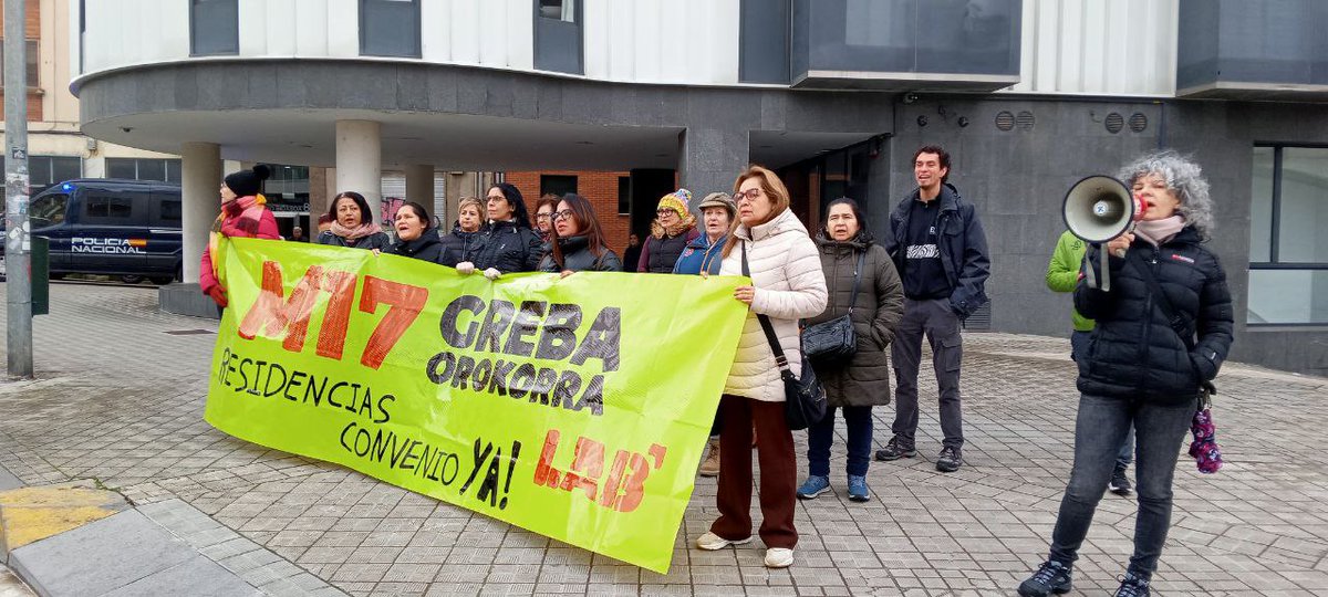 LABnafarroa's tweet image. Trabajadoras de #residencias se han movilizado frente a DomusVi para exigir un convenio propio y denunciar que sus salarios están por debajo del SMI, llamando también a la huelga general del #17M por un salario mínimo propio de 1.500€ en #Navarra.

#SMIpropio #MejorarSalarios