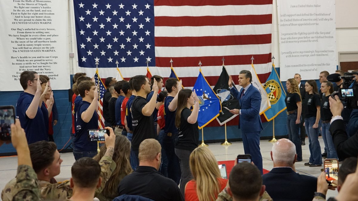 GovMikeKehoe's tweet photo. Humbled to join @SecWar in St. Louis as he administered the Oath of Enlistment to 32 brave men and women, including 8 Missouri National Guard recruits.

These Americans and their families make our state, and our entire country, proud.🇺🇸 https://t.co/PXEf8CoxC2