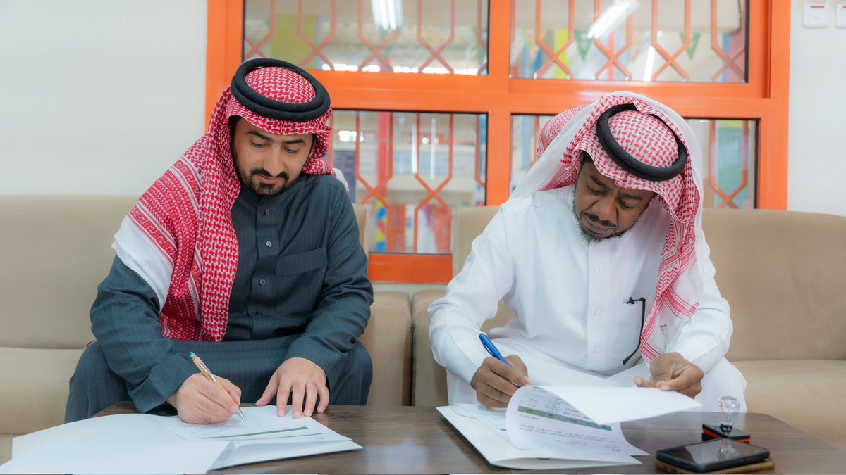 AshaAflaj's tweet photo. وقّعت جمعية أصحاء لتأهيل ورعاية مدمني المخدرات اتفاقية شراكة مجتمعية مع مدرسة ابتدائية ومتوسطة علي بن أبي طالب، وذلك في إطار تعزيز التعاون المشترك لنشر الوعي الوقائي بين الطلاب وتفعيل البرامج التوعوية الهادفة إلى حماية النشء من آفة المخدرات.
ومثّل الجمعية في توقيع الاتفاقية الأستاذ: يحيى بن محمد اليحيى المدير التنفيذي للجمعية، فيما مثّل المدرسة مديرها الأستاذ: بدر بن عبدالله الحقباني .
وتهدف هذه الشراكة إلى تنفيذ البرامج الوقائية والتوعوية داخل المدرسة، وفي مقدمتها برنامج “خلك واعي”، بما يسهم في رفع مستوى الوعي لدى الطلاب وأولياء الأمور بخطورة المخدرات وأضرارها، وتعزيز القيم الإيجابية والسلوكيات السليمة، بما ينعكس أثره على بناء جيل واعٍ ومحصّن يخدم دينه ووطنه.
#خلك_واعي #الجمعيات #شراكات_مجتمعية #جمعية_اصحاء #الافلاج