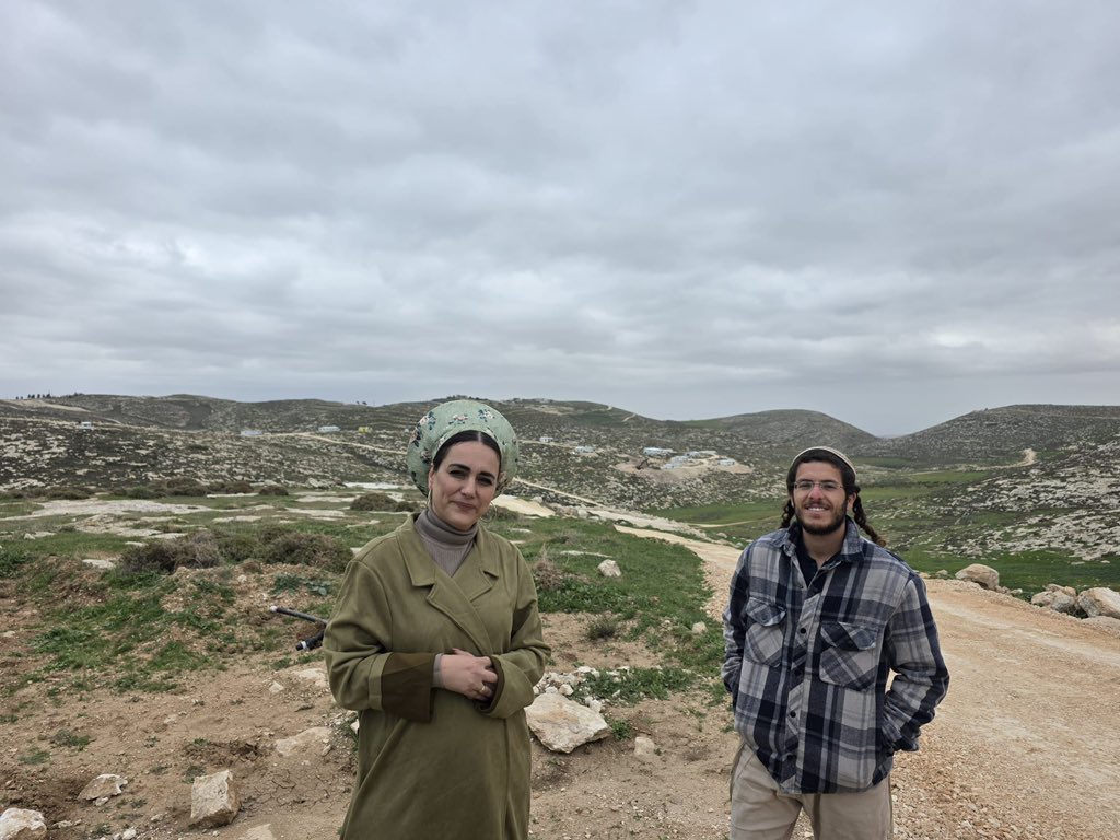זכינו היום לבקר בנחלת צבי.

גבעה שהפכה כמעט ליישוב של קבע. שלוש עשרה משפחות חלוציות, אמיצות, שמחזיקות את ההר הזה במסירות יום יום, מתוך אמונה עמוקה בצדקת הדרך.

אני זוכרת את הימים הראשונים. אוהל קטן, מעט מאוד אמצעים, תנאים לא פשוטים, ורוח אחת גדולה של אהבת הארץ. לא תקציבים ולא