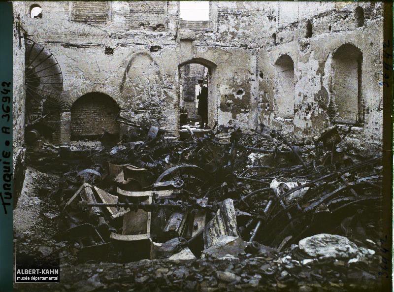 “Bir arşiv belgesinde Yunan askerlerinin Aziziye İstasyonu’ndaki 130 Türk'ü trenden indirdikleri, kadınlara kocalarının gözü önünde tecavüz ettikten sonra, kadın ve çocuk ayrımı yapmadan öldürdükleri Türkleri kuyulara attıkları anlatılmaktadır.

Evlere zorla girilmiş, kadınlara