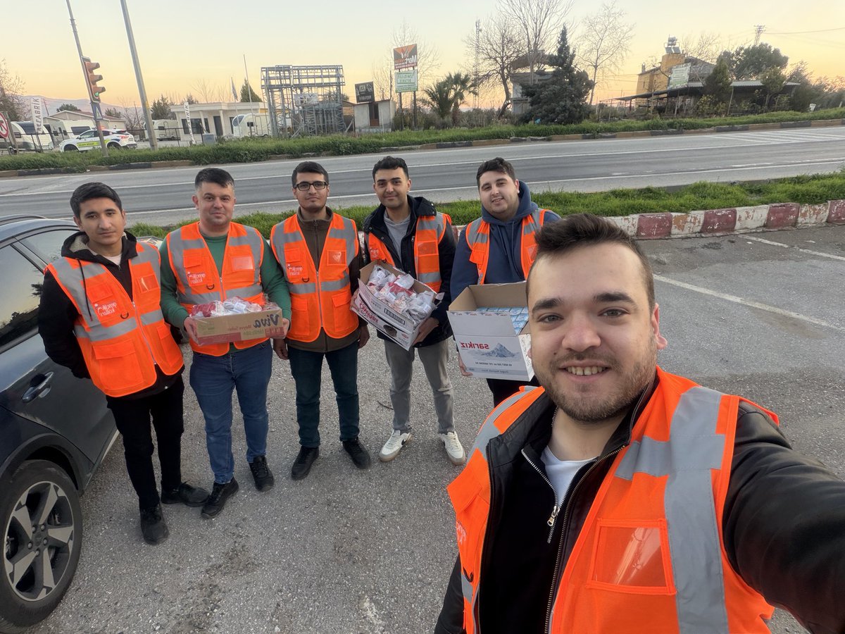 Akgencsalihli45's tweet photo. AK Parti Salihli Gençlik Kolları olarak,
”İftara 5 Kala” programı kapsamında iftara yetişemeyen hemşehrilerimize Ak Gençlik klasiğiyle biz yetiştik.Yollarda,trafikte, mesaide olan vatandaşlarımıza iftariyeliklerimizi ulaştırdık;
oruçların huzuruna,duaların bereketine ortak olduk. https://t.co/rZqXIRbBOt