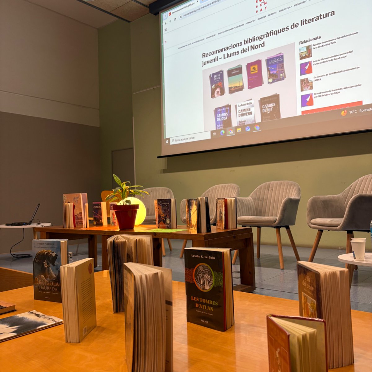 RosaSensat's tweet photo. Llums del Nord és un grup nascut fa 6 anys, format per professores i bibliotecàries que analitzen obres de literatura juvenil per validar-ne la seva adequació com a lectura per a l’alumnat. https://t.co/ohWvQJ6UhR https://t.co/yM79VZZUNy