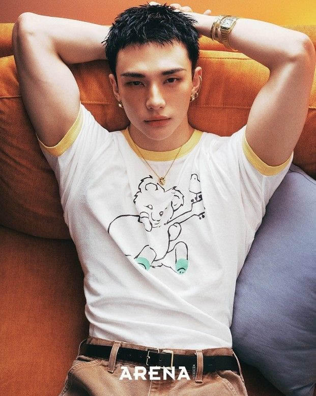 SKZCrave's tweet image. Hyunjin of Stray Kids is going viral on Korean Twitter after locals discovered his paintings 🎨

“Did an idol actually draw this? Are you sure it wasn’t painted by some tragic, undiscovered genius from the Renaissance?”