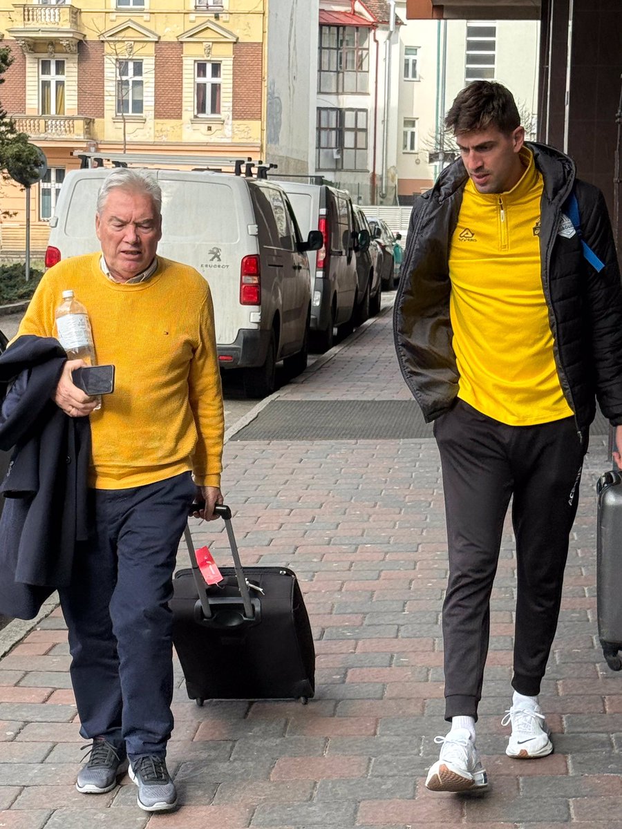 Regreso con sonrisa y planificando. <a href="/facundoleal/">Facundo Leal Disario</a> y Sergio Camarero salieron del Hotel Olympik Artemis hablando del partido de Manacor; Juan Ruiz y el capitán Jorge Almansa, de lo mismo. 
La Superliga 25-26 es el objetivo. 
Centrados en luchar por la victoria número 17. Solo eso.