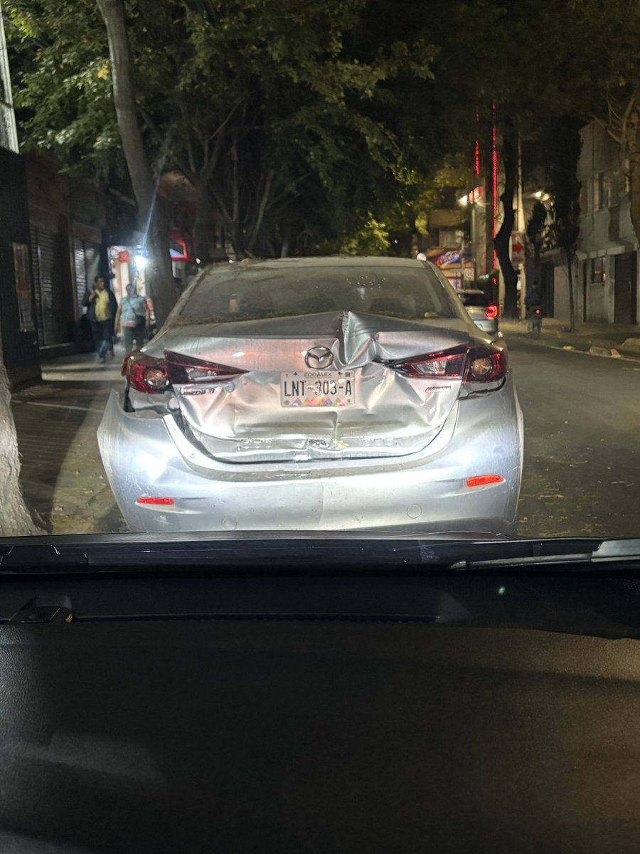 nashellita's tweet photo. @PrevencionMH @BlindarMH hay un auto chocado abandonado estacionado en Marti frente a la cancha desde hace semanas @1Podro https://t.co/Bce1OSFE7W