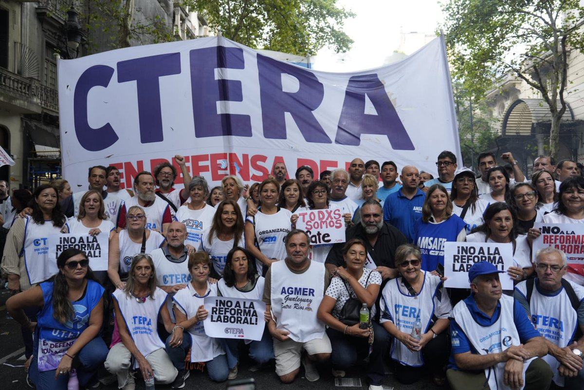 cteracta's tweet photo. CTERA se movilizó junto a la @CTAok al Congreso y en todo el país contra la reforma laboral del gobierno.
En unidad con las centrales obreras y organizaciones sindicales, defendemos los derechos de las y los trabajadores y la educación pública.
#NoALaReformaLaboral https://t.co/yZ8QvXgIjs