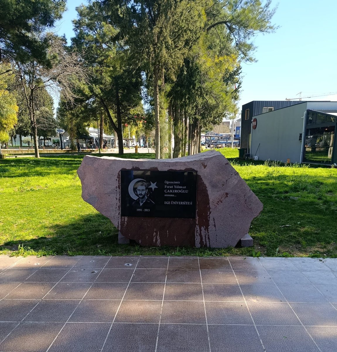 Ege Üniversitesi’nin yeni rektörü tarafından Fırat Yılmaz Çakıroğlu'nun şehit edildiği yere anıtı dikildi. #FıratYılmazÇakıroğlu