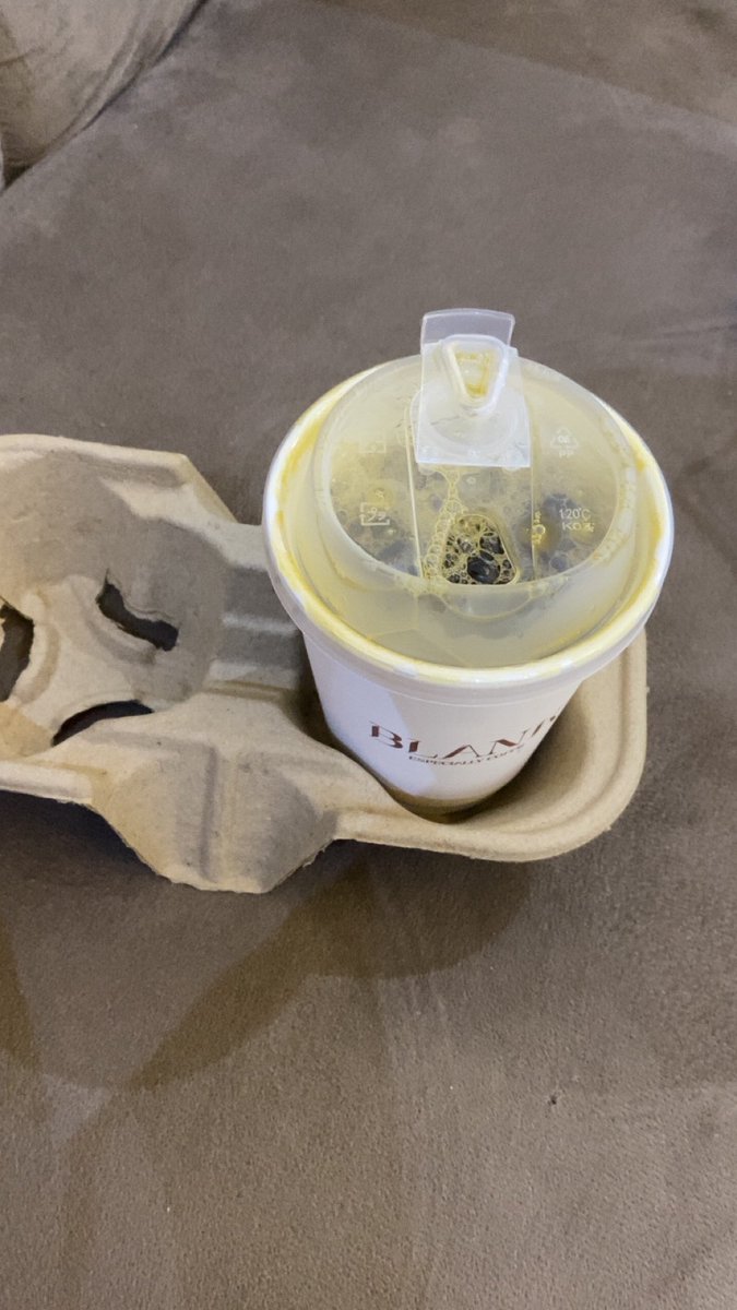 رحت كوفي حارتنا طلبت وشفت بزاويه بنات يطلبون وحاط على كل كوب Ramadan Kareem قلت بس بيحط لي يوم جاء الطلب ماحط 
والله بتكون آخر معامله معهم بيخسرون زبون كبير