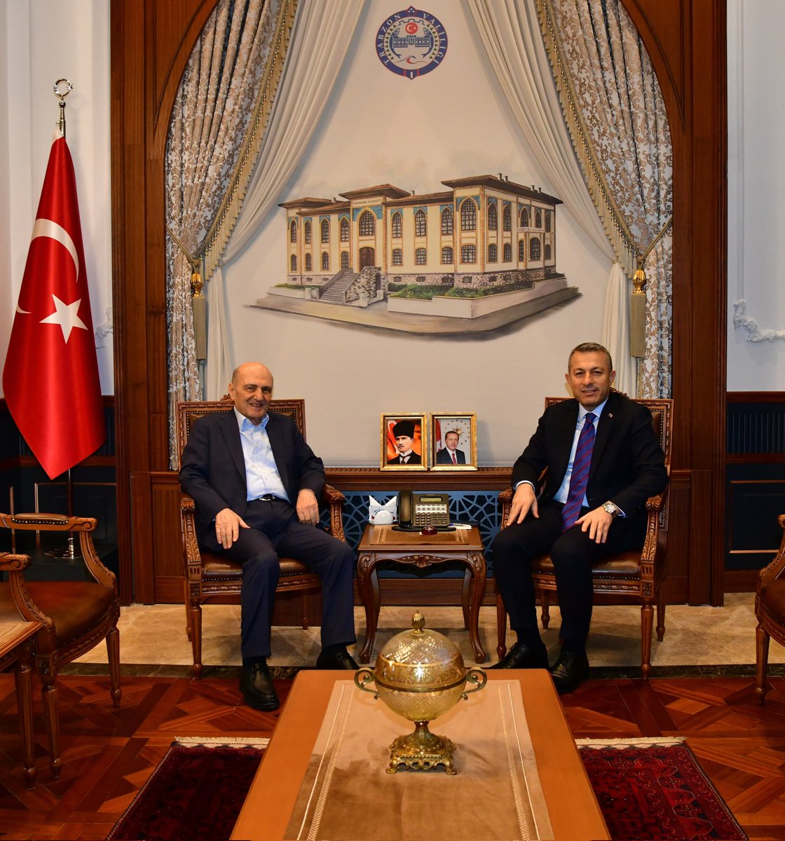 Çevre, Şehircilik ve İklim Değişikliği Eski Bakanı Erdoğan Bayraktar, Vali Tahir Şahin’i makamında ziyaret etti. <a href="/erdgnbayraktr/">Erdoğan BAYRAKTAR</a>