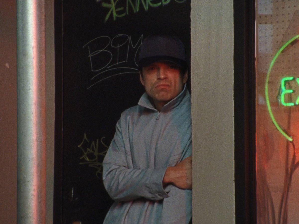 버키워커 버키존 워커가 오랜만에 지인 만나러 간다며 외출하고오겠다고 함 
🦾 네가 만날 사람이 어딨어
🌮 버키 나 잘 나갔었어
나가기도전에 툭탁거리다가 암튼 오늘 늦을거다 신경쓰지말고 자라 말하고 외출함 워커 잘 놀고있는데 계속 어디선가 느껴지는 시선에 두리번거리니 버키가 이러고있음