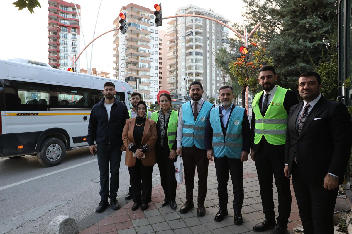 Çukurova Gençlik Kollarımız tarafından organize edilen İftara 5 Kala programı, Süleyman Demirel Bulvarı’nda teşkilatımızın üç kademesinin katılımıyla gerçekleştirilmiştir.

İftara yetişemeyen ve yolda bulunan vatandaşlarımıza ikramlarda bulunularak Ramazan ayının paylaşma,