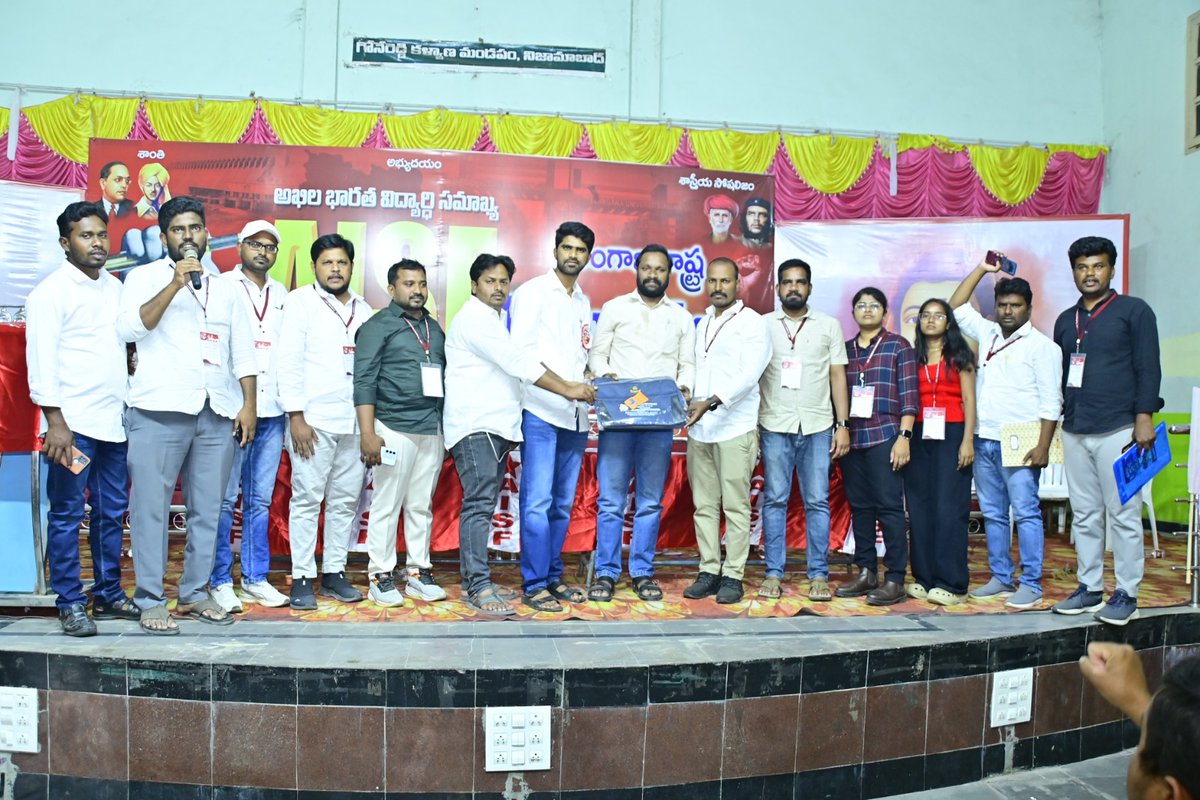 తెలంగాణ రాష్ట్రంలో ఐక్య విద్యార్ధి ఉద్యమాలు ద్వారా విద్యరంగాన్ని కాపాడుకోవాలి. నిజామాబాద్ జిల్లా కేంద్రంలో జరుగుతున్న AISF తెలంగాణ రాష్ట్ర 4వ మహాసభలలో సౌహౌర్ర్ధ సందేశం ఇస్తున్న SFI తెలంగాణ రాష్ట్ర కార్యదర్శి టి.నాగరాజు. 
#SFITelangana
#SFI_AISFUnity