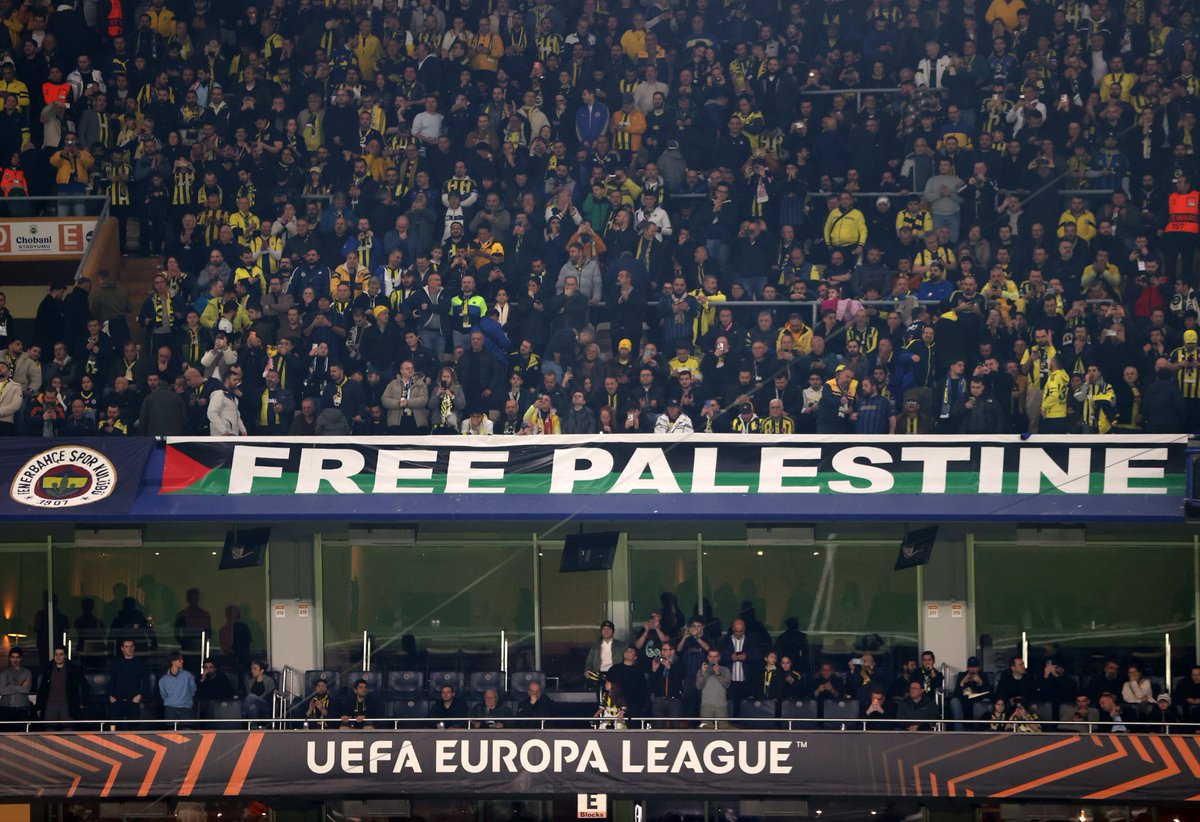 idextratime's tweet image. 🫡 RESPECT: Suporter Fenerbahçe membentangkan spanduk bertuliskan “Free Palestine” di tribun saat pertandingan melawan Nottingham Forest di laga UEL dini hari ini 🇵🇸
