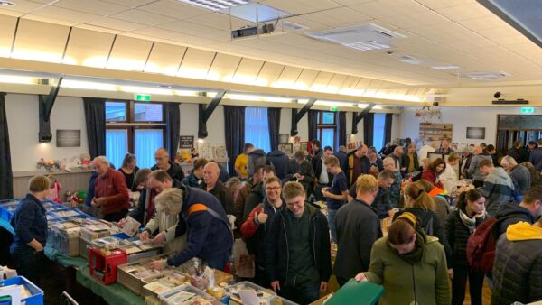 Hij komt er weer aan… De Anton Pieck en Efteling verzamelbeursdag van Versamelbeurs Het Poortje, en wel op Zaterdag 28 Maart a.s. Op onze vertrouwde locatie De Pelgrimhoeve, Pelgrimsweg 27 5018 EL te Tilburg. De zaal gaat open om 10:00 en we blijven open tot 15:00.