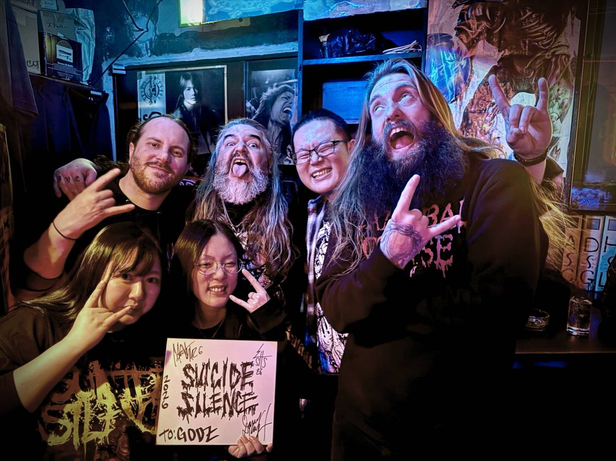 🔥デスコアの帝王 SUICIDE SILENCE 来店！🔥

昨晩はSUICIDE SILENCE御一行が10年ぶりのご来店！

昔一緒に撮った写真を見せると、
「懐かしい！みんな若いね！今でも昨日のことみたいに覚えてるよ！」
なんて会話に。
10年経ってもあの日のことを覚えていてくれてありがとう！！