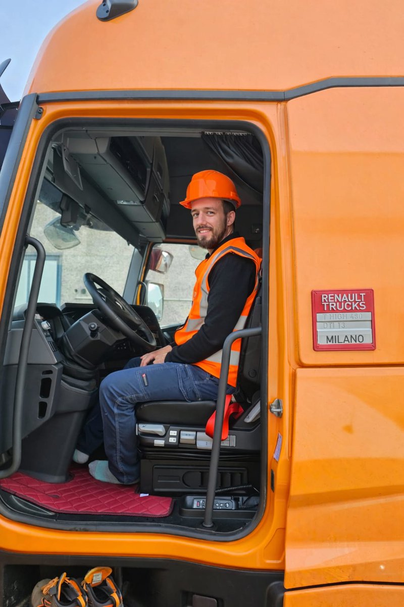 CI VEDI ARRIVARE. CI RICORDI. CI SCEGLI.
A noi piace farci notare.
L’arancione non è solo un colore. È il nostro segno distintivo.

È energia.
È velocità.
È carattere.

Quando sulla strada passa un mezzo Abramo Trasporti, sai che la consegna arriverà puntuale.

Senza compromessi.