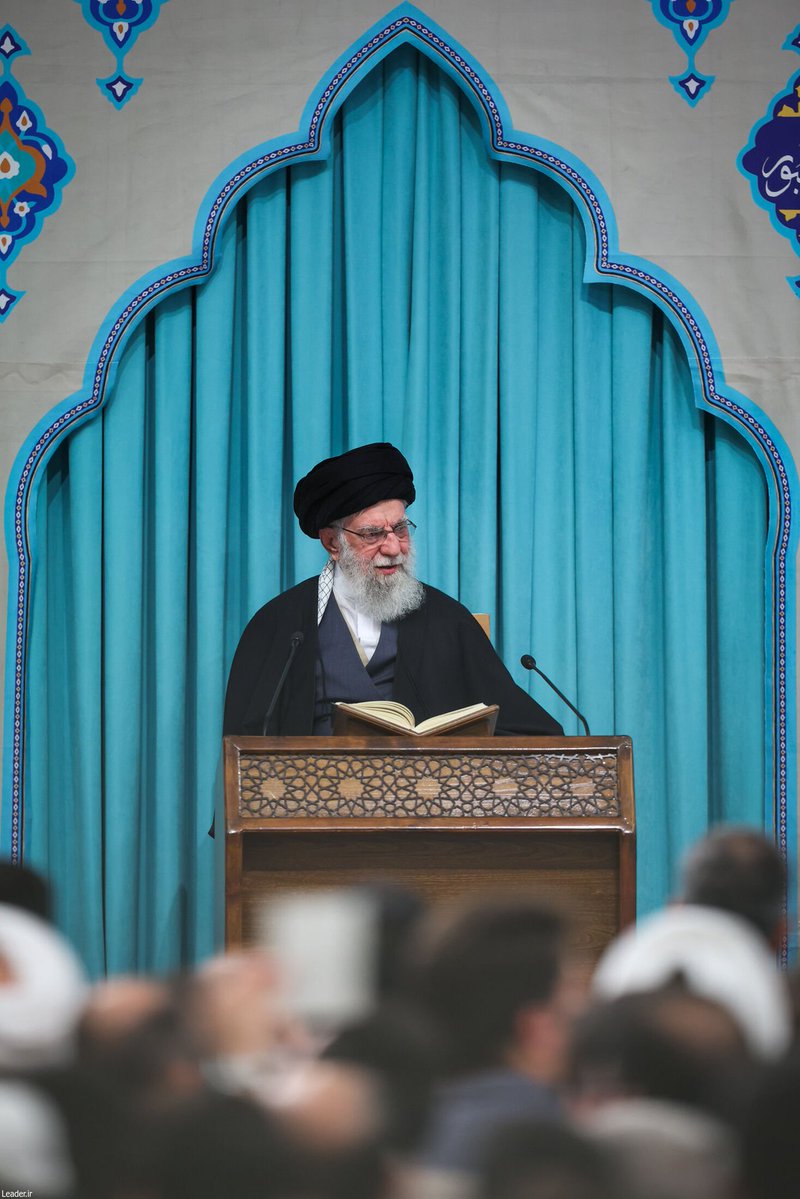 براندازا میگن رهبر ایران در پناهگاه قایم شده!
نمیدونند آقاجان در پناه خدا و قرآن هستند 🥰
سلامتیشون سه تا صلوات✌️