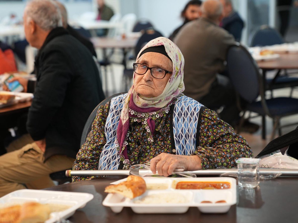 ismaillyetiskin's tweet photo. Ramazan’da soframız da gönlümüz de bir.🌙

Ramazan ayının birlik, dayanışma ve paylaşma ruhunu ilk iftar soframızda hep birlikte yaşadık.

Ramazan boyunca her gün
Seferihisar Belediyesi Düğün Salonu’nda ve Ürkmez Taziye Evi’nde iftar sofralarımızı kuruyoruz. https://t.co/QttI4rS2by