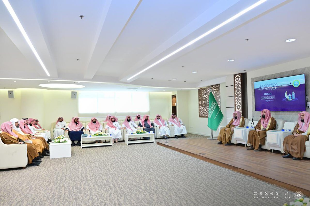 الرئيس العام لـ #هيئة_الأمر_بالمعروف والنهي عن المنكر يلتقي المهنئين بمناسبة شهر #رمضان_المبارك.

pv.gov.sa/news/Pages/N1-…