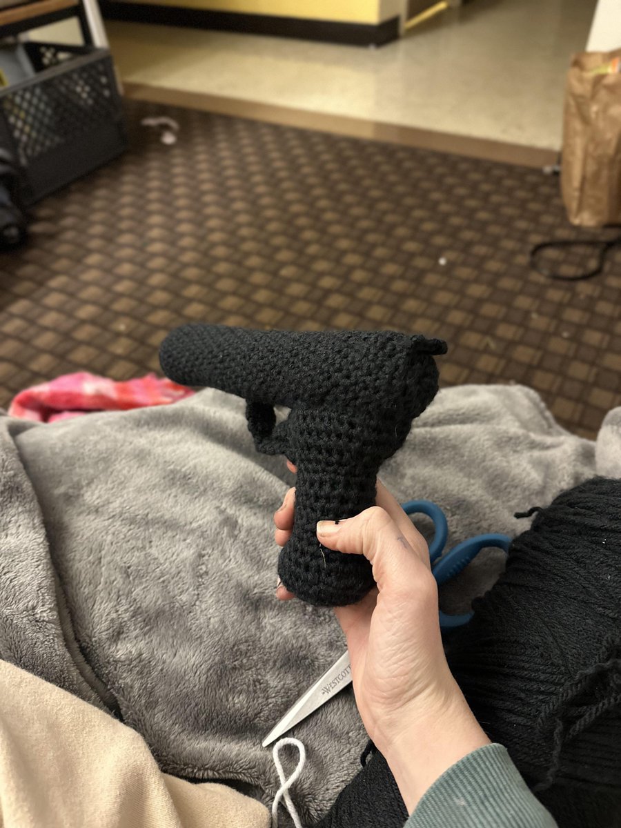 Vou ficar muito frustrada se a arma da Juquinha não tiver uma capinha de crochê assim