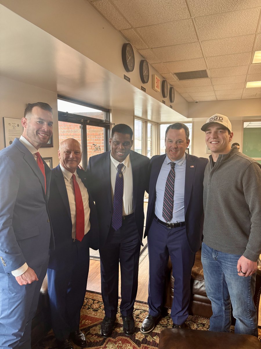 burtjonesforga's tweet photo. Getting ready for President Trump’s arrival with some fantastic Georgians! Go Dawgs! https://t.co/9TkcwD1qwh