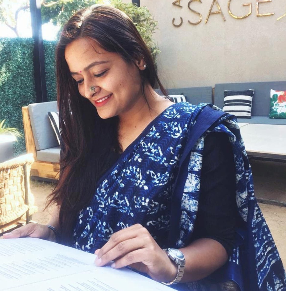 Sonalify's tweet photo. Ditto!! Nose Ring nahi hai par nose pin hai. ✨ #ThrowbackPhoto https://t.co/u75vyS9BHr