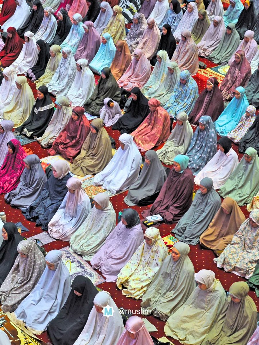 muhammaad_Pasha's tweet photo. Indonesia’s first Ramadan night of Taraweeh prayer was filled with color 🇮🇩 🌙 https://t.co/Okamz2o2td
