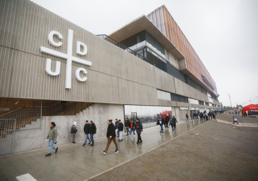 ⚪️🔵🏟️ Orgullo Cruzado: Claro Arena de Universidad Católica ganó premio internacional a Edificio del Año. tinyurl.com/4afs27um