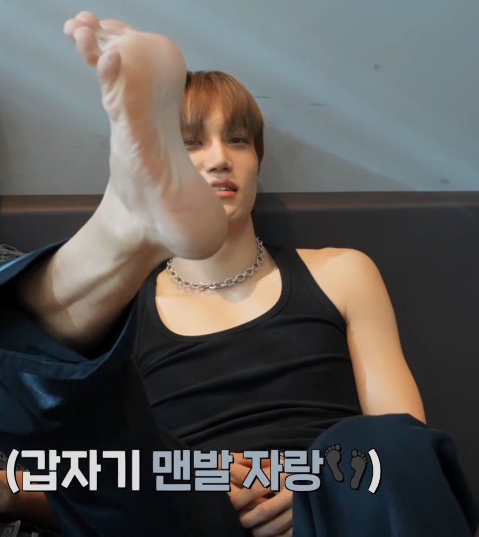 yjfks_'s tweet photo. idols soles pics i hope to see this year
(ib: @Kpopmalefeet1 )

P1HARMONY (yeah all of them)
Hyunjin, Bangchan and I.N  (SKZ)
San and Wooyoung (ATEEZ)
TXT (especially huening kai)
Jungkook and V (BTS) (i want a lot of them please)
Jay, Jake and Niki (ENHYPEN)
Kai (EXO) ✔️ https://t.co/UESKXcGDAb