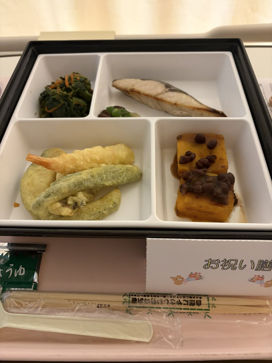 わたしのお祝い膳も見てー！！！
同じ頃に出産した人の豪華なお祝い膳がTLに流れててガチ泣きして食べてたのも今じゃ思い出！！！