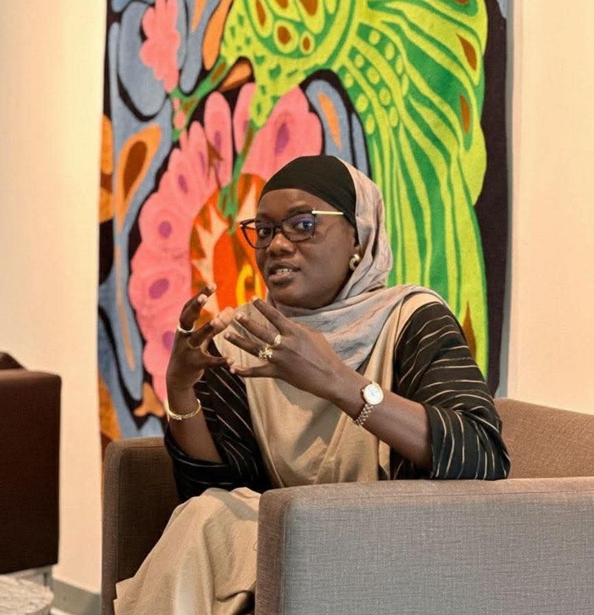 LayeSeckSeckFCB's tweet image. ‼️Salimata Dieng ✍️

🔸Il est froid. D’une froideur troublante. Si froid qu’il semble désormais être à l’aise dans les décisions qu’il prend, même lorsqu’elles concernent ceux qui, hier encore, étaient ses plus fidèles alliés.

🔹Oui, le pouvoir a cette étrange faculté : il