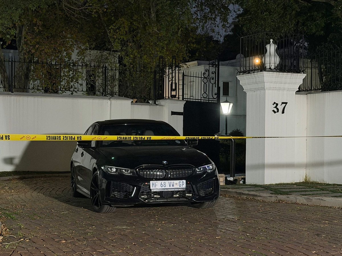 thulie_jula's tweet photo. KUNINGI!! 😳😳😳

Amaphoyisa asethole i BMW emnyama efakwe white lights and Police Siren emzini lapho kuhlala khona indodana ka Robert Mugabe eboshiwe.
#shooting #RobertMugabe https://t.co/6PpVv8nAhS