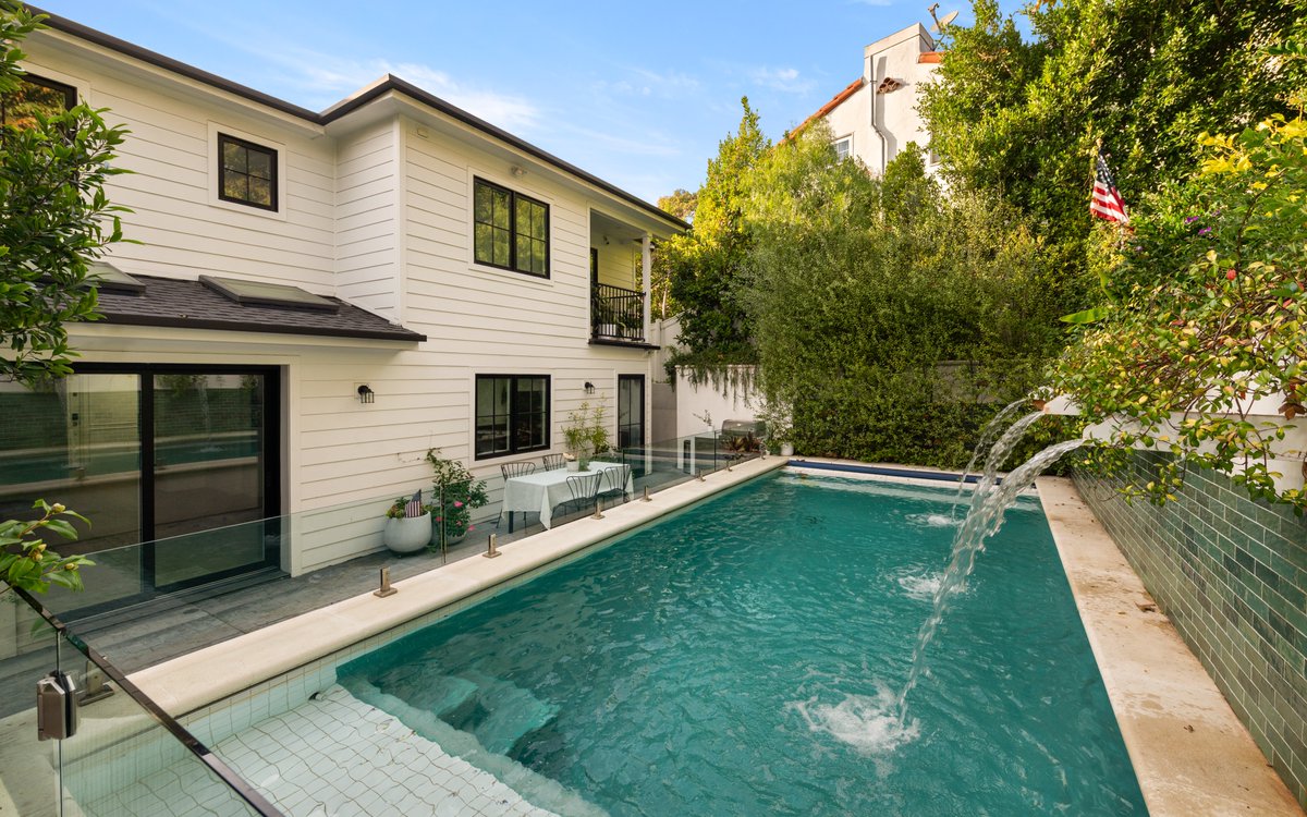ShilianGroup's tweet photo. Our buyers came in prepared and we delivered. Multiple offers on 1338 Comstock in #Westwood and our clients walked away with the keys. That's what the right representation does. Buying in LA? Call me at (310) 299-7655. #WestwoodRealEstate #LAHomeBuyers #BuyerRepresentation https://t.co/sgJKvpVlVi