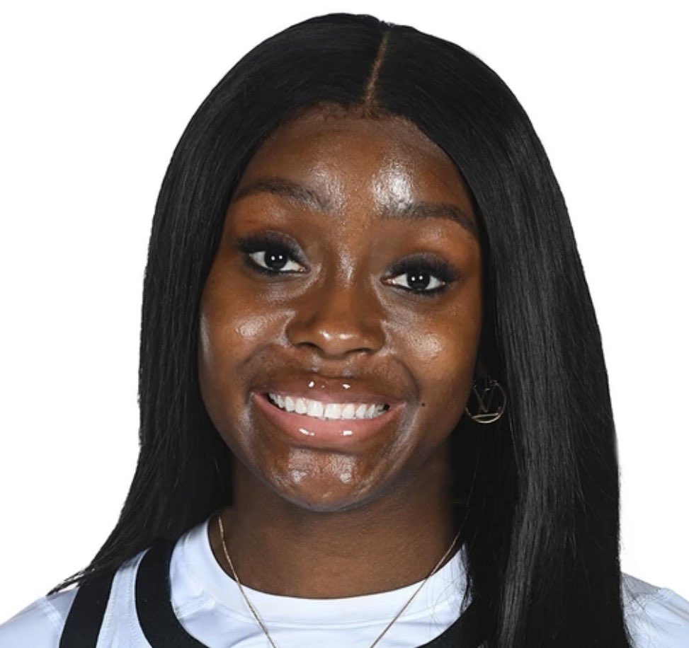 itsbayouhottie's tweet image. I'm sorry I just know y'all ain't bringing up nobody wigs ? YALL OUT OF ALL PEOPLE ? NOW LETS COMPARE . 🤦🏽‍♀️