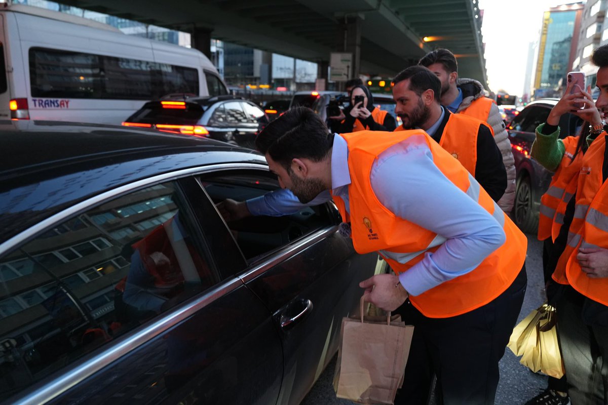 İstanbul’un 39 ilçesinde, tüm teşkilat mensuplarımızla #İftara5Kala geleneğimizi sürdürüyoruz.

Binlerce yol arkadaşımızla, trafikteki hemşehrilerimize iftariyeliklerimizi ulaştırıyor; kardeşlik bağlarımızı güçlendiriyoruz. 🌙

Bu Ramazan’da da İstanbul’un her sokağında AK