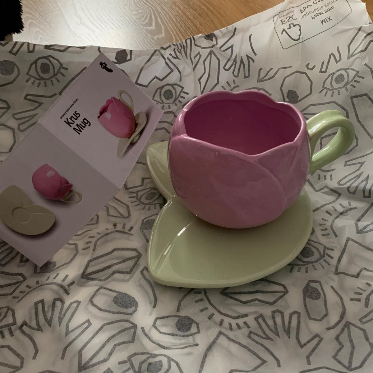 tal vez si desayunara todas las mañanas en una taza tulipán rosa no estaría tan triste